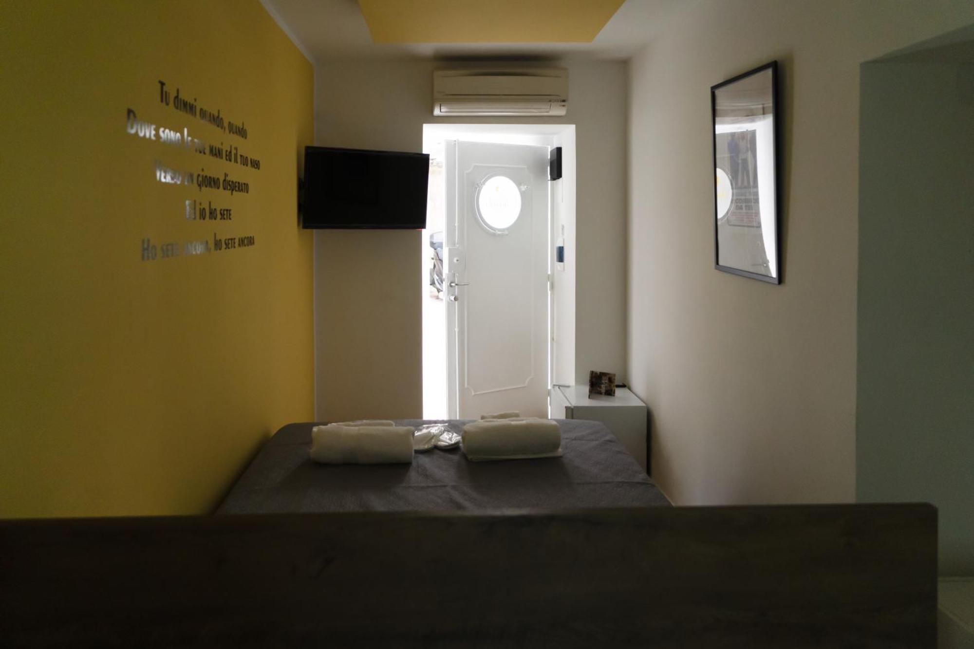 Yes I Know My Room - Mini Room Martiri เนเปิลส์ ภายนอก รูปภาพ